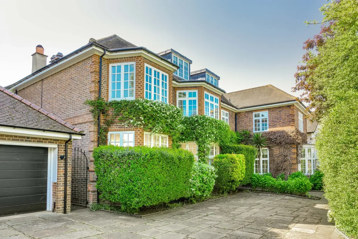 Exterior photo 6