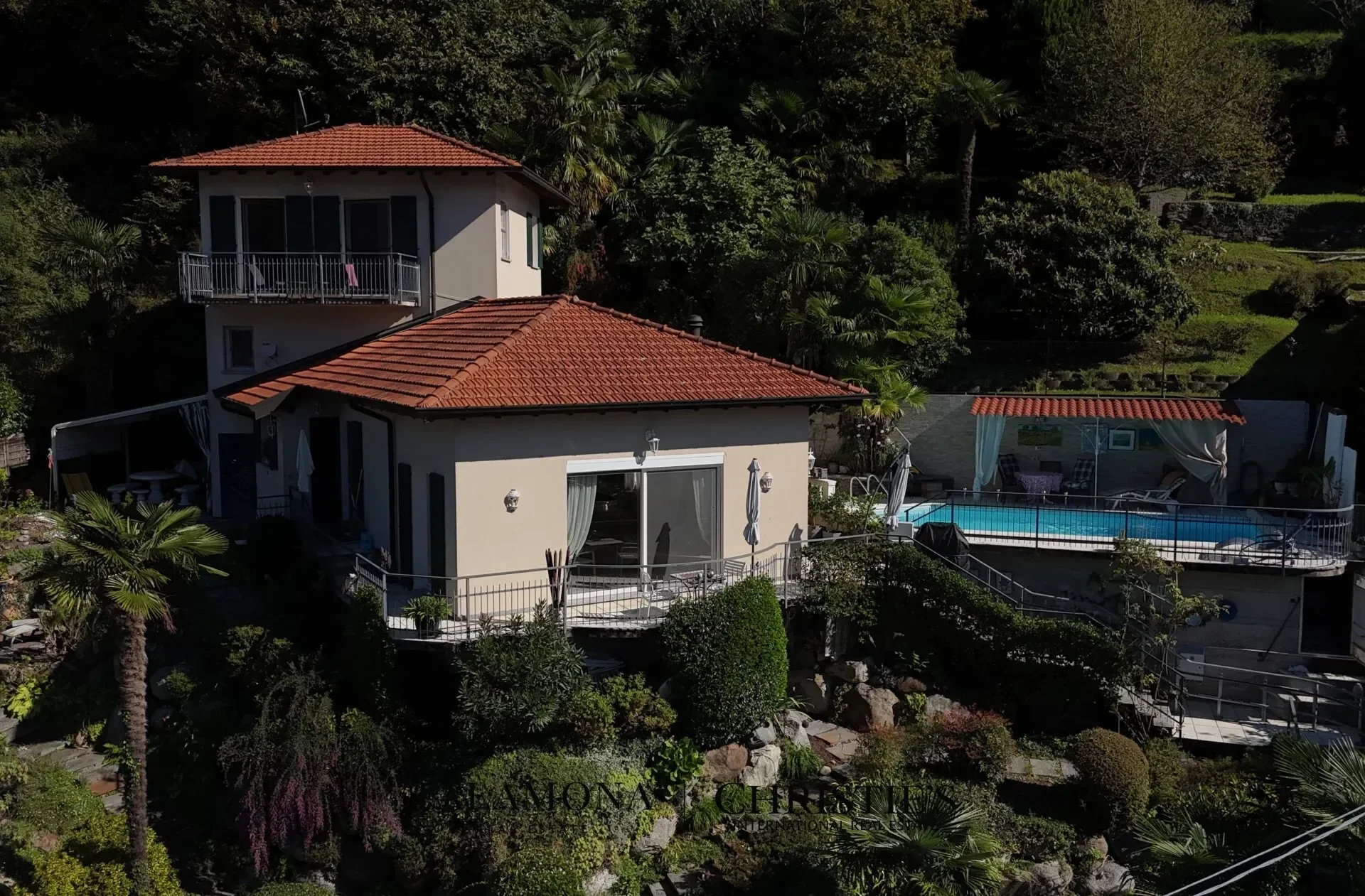 Exterior photo 4