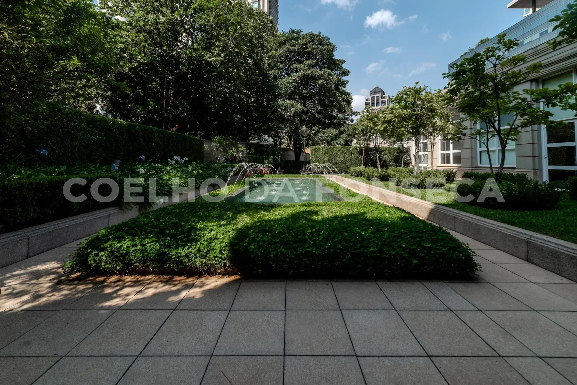 Exterior photo 5