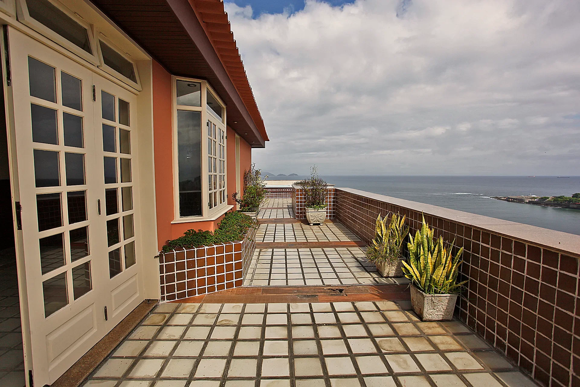 Exterior photo 3