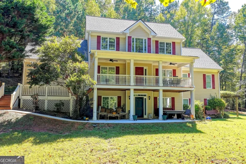 Single Family Residence in Sugar Hill