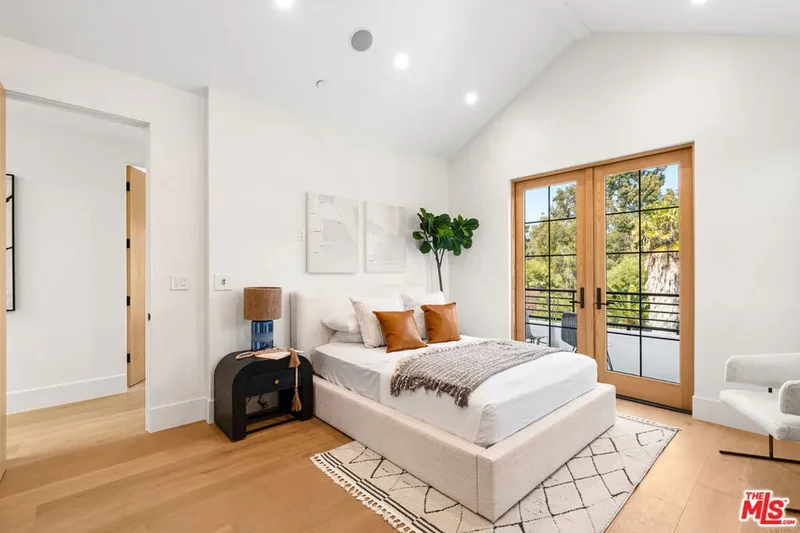 2565 Patricia Avenue, Los Angeles, California, United States. - Photo 31