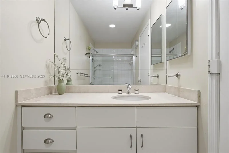 888 Brickell Key Dr 1903, Miami, Florida, United States. - Photo 17