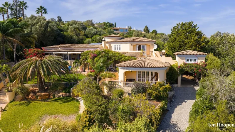 Breathtaking 6-bedroom Villa set in a stunning 10,000sqm plot on the highly desirable Monte Funchal.
