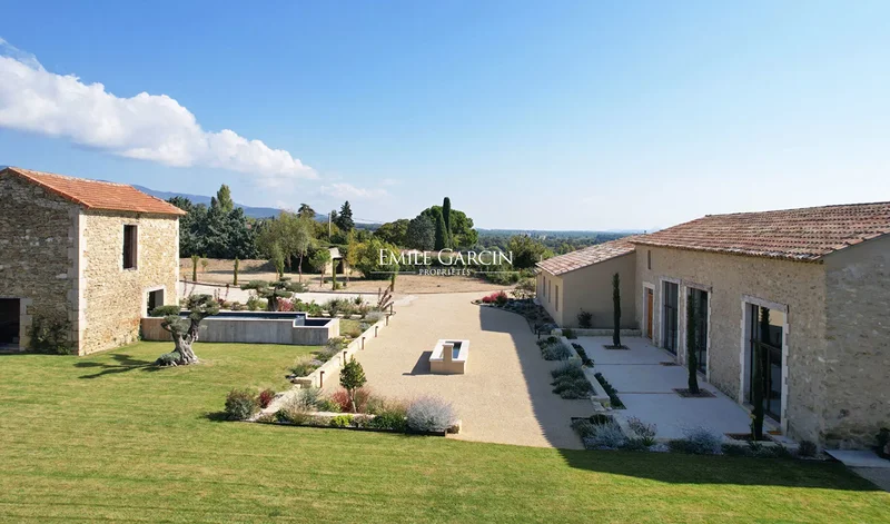 Fully renovated large mas for sale in the town of Cucuron