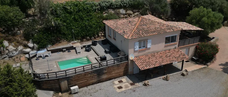 Une villa piscine accès plage à quelques mètres