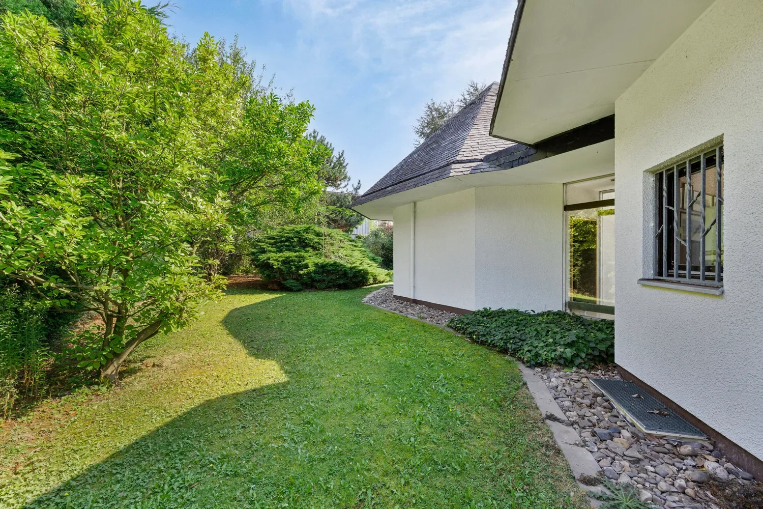 Exterior photo 2