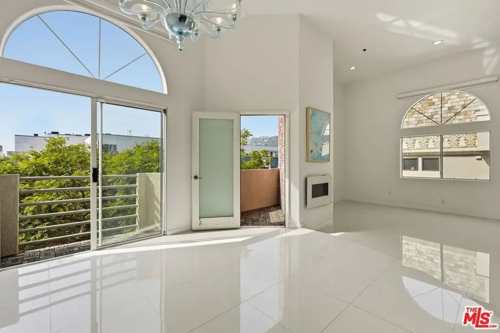 840 N Croft Avenue 301, Los Angeles, California, United States. - Photo 18