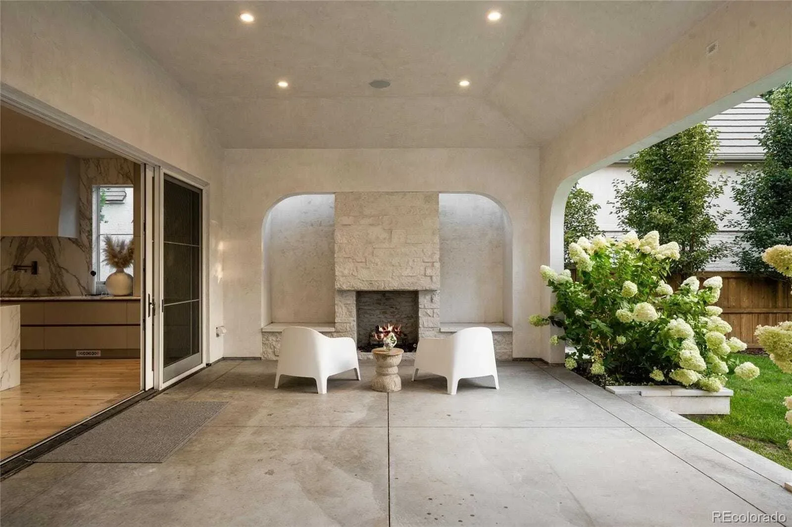 Exterior photo 5