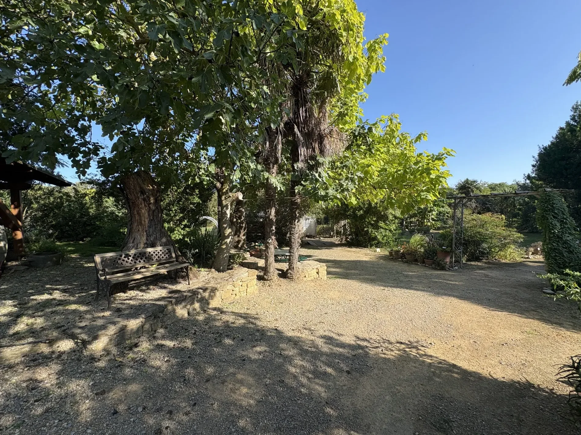 Exterior photo 5