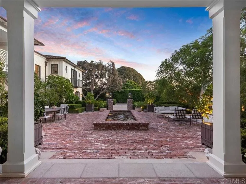 Exterior photo 5