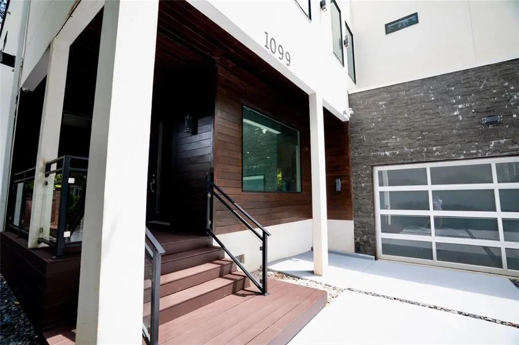 Exterior photo 3