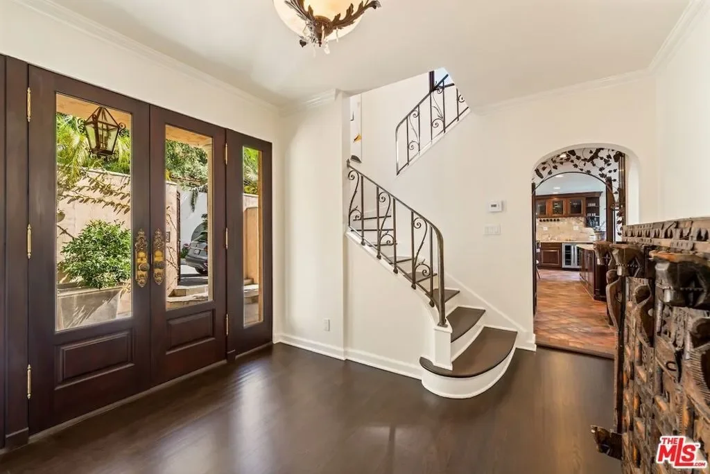 6930 Oporto Drive, Los Angeles, California, United States. - Photo 2