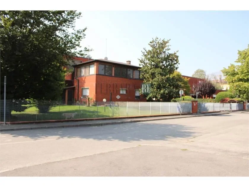 Exterior photo 2