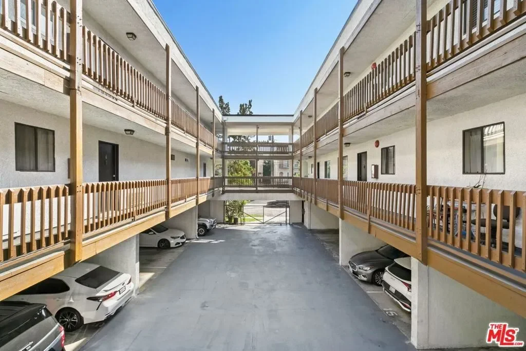 629 E Elk Avenue, Glendale, California, United States. - Photo 11