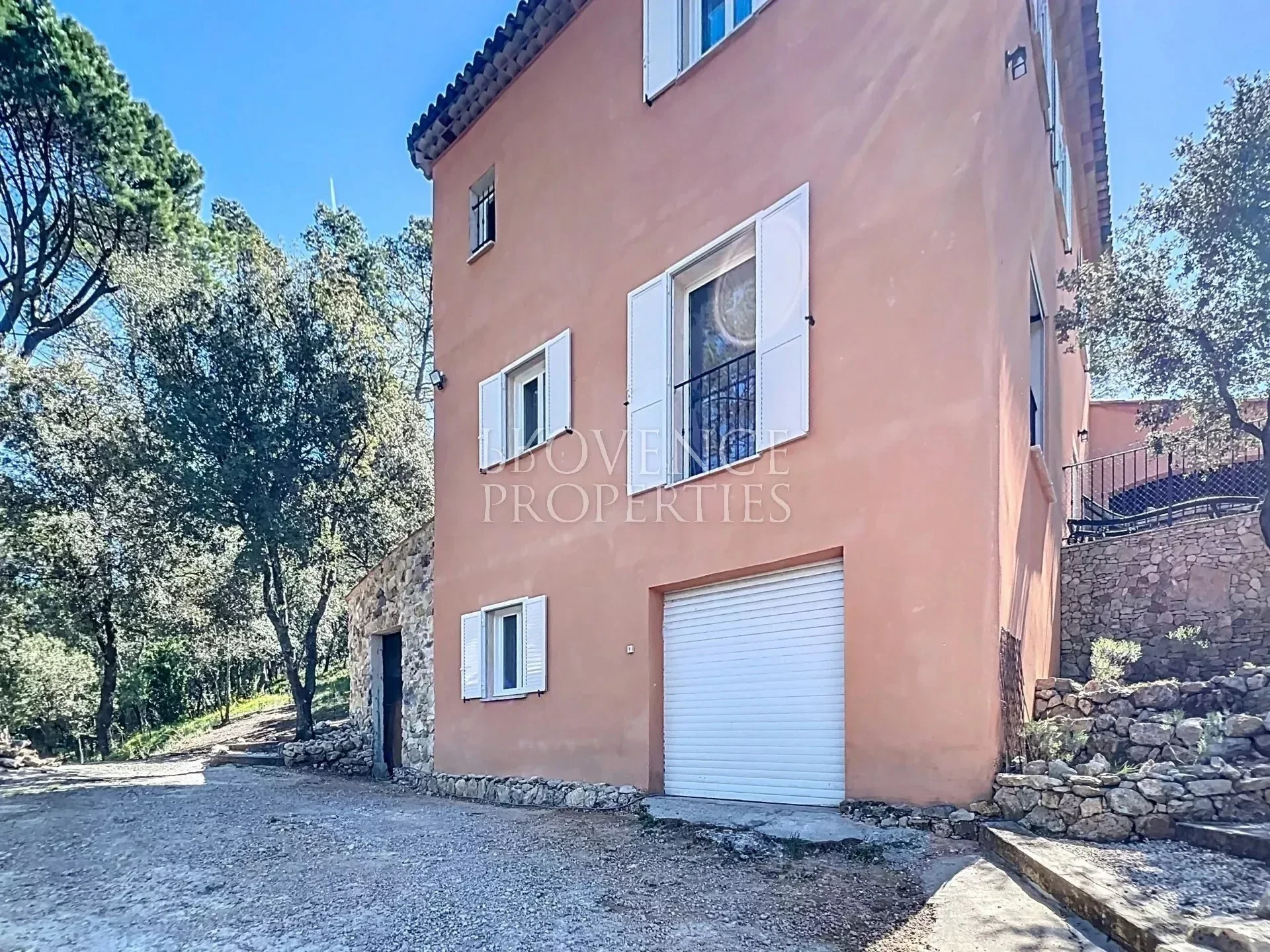 Exterior photo 5
