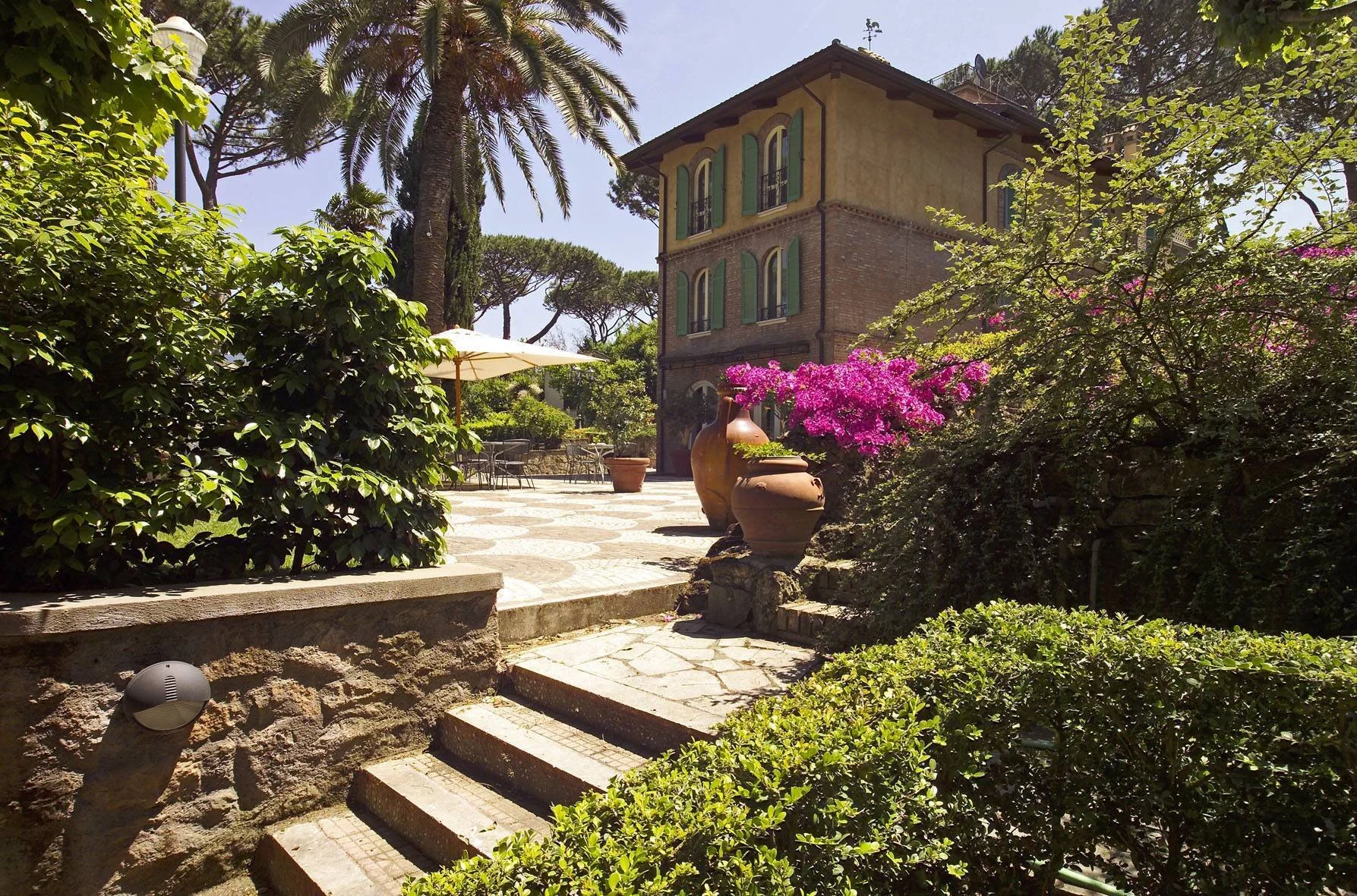 Exterior photo 6