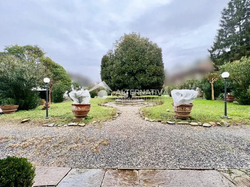 Villa in vendita a Capannori(LU) in Ottimo composto da 12vani