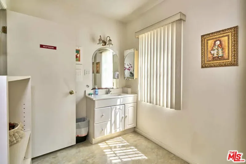 220 N Oxford Avenue, Los Angeles, California, United States. - Photo 7
