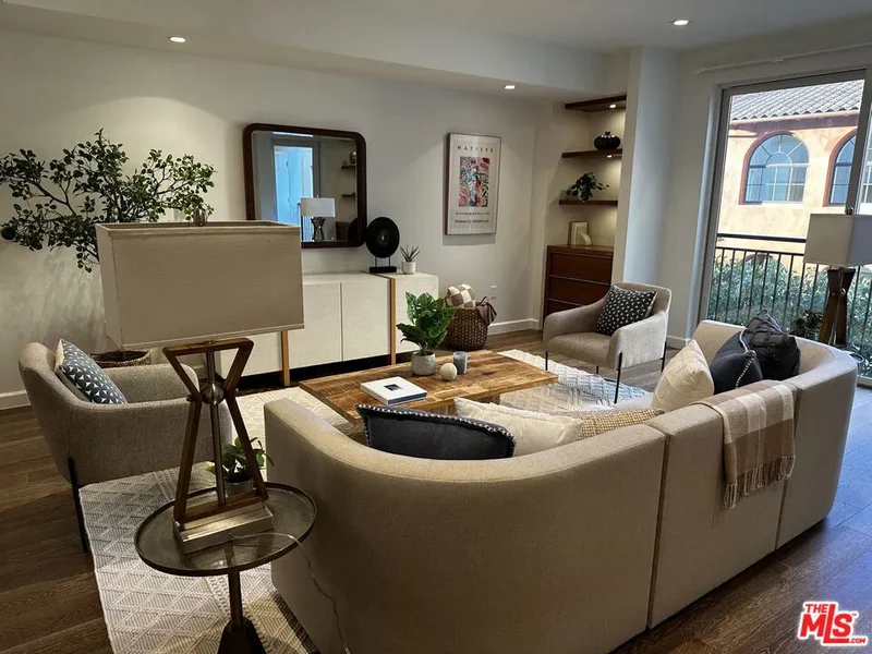 441 S Barrington Avenue 209, Los Angeles, California, United States. - Photo 2