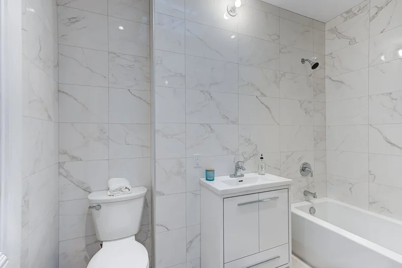 4132 Boul. Dorchester O., Westmount, Quebec, Canada. - Photo 18