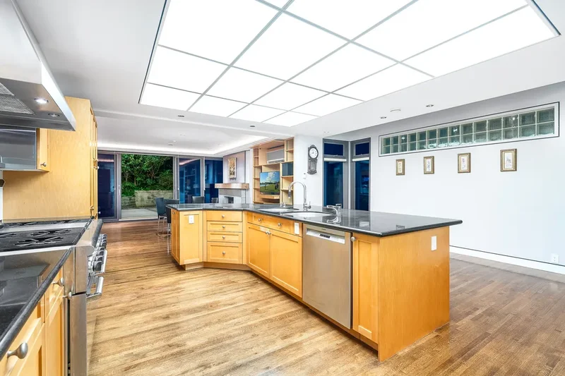 687 Beachview Dr, North Vancouver, BC V7G 1P8, Canada, North Vancouver, British Columbia, Canada. - Photo 23