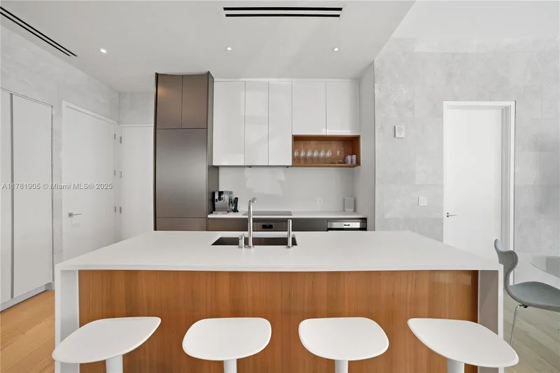 304 Ocean Dr 102, Miami Beach, Florida, United States. - Photo 9