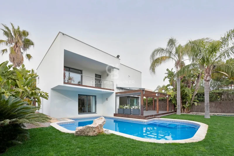House With Pool And Large Garage On The Coast