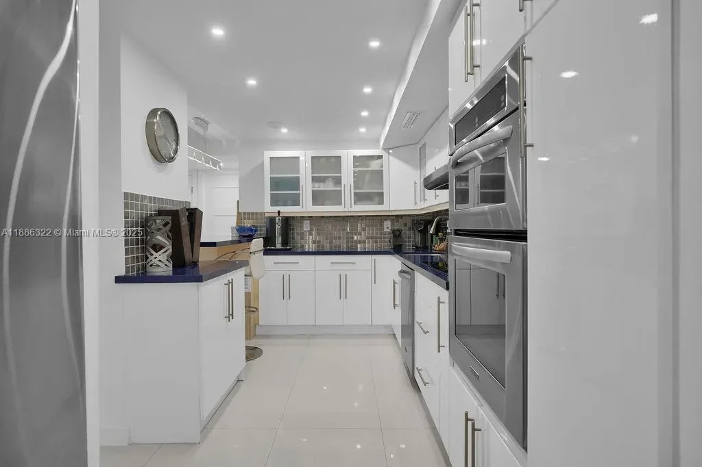 6039 Collins Ave 1126, Miami Beach, Florida, United States. - Photo 15