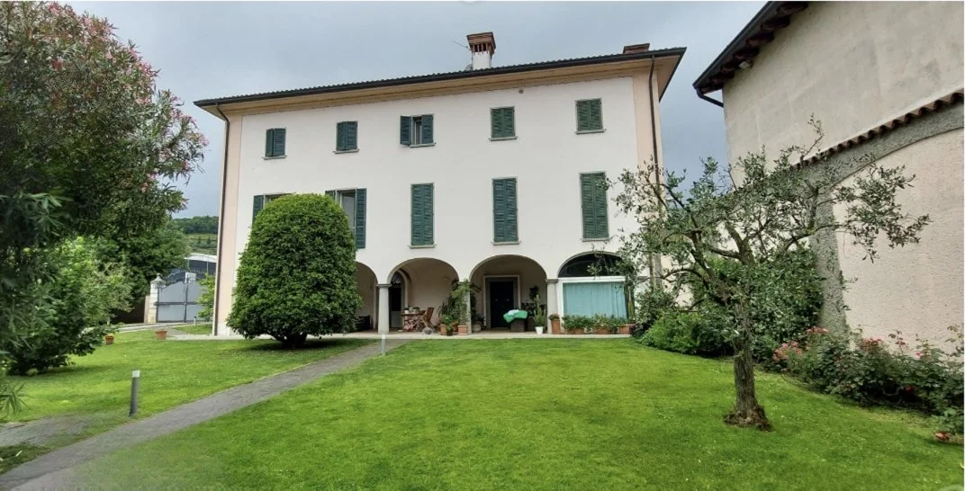 Exterior photo 5