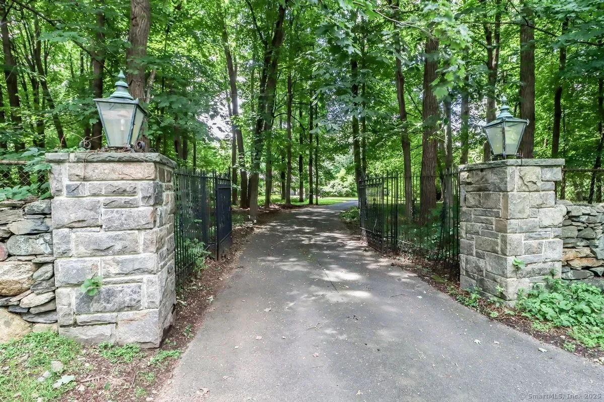 32 Locust Road, Greenwich, Connecticut, United States. - Photo 19