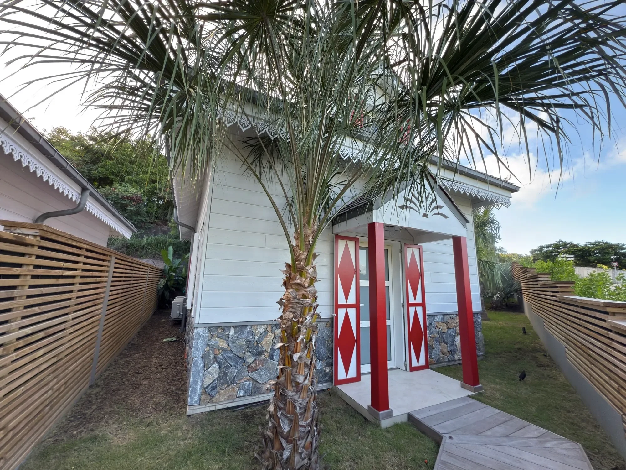 Exterior photo 2