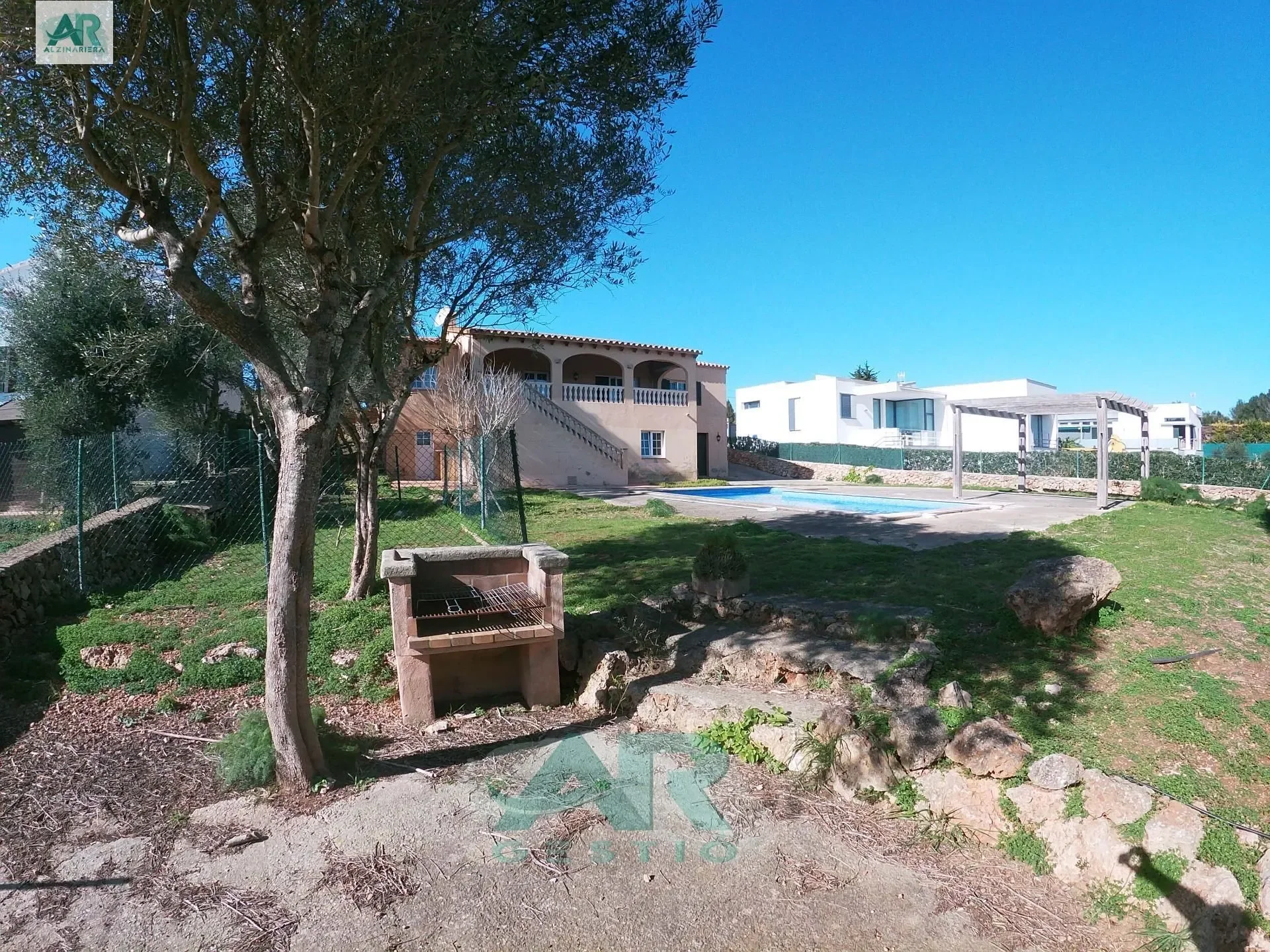 Exterior photo 4