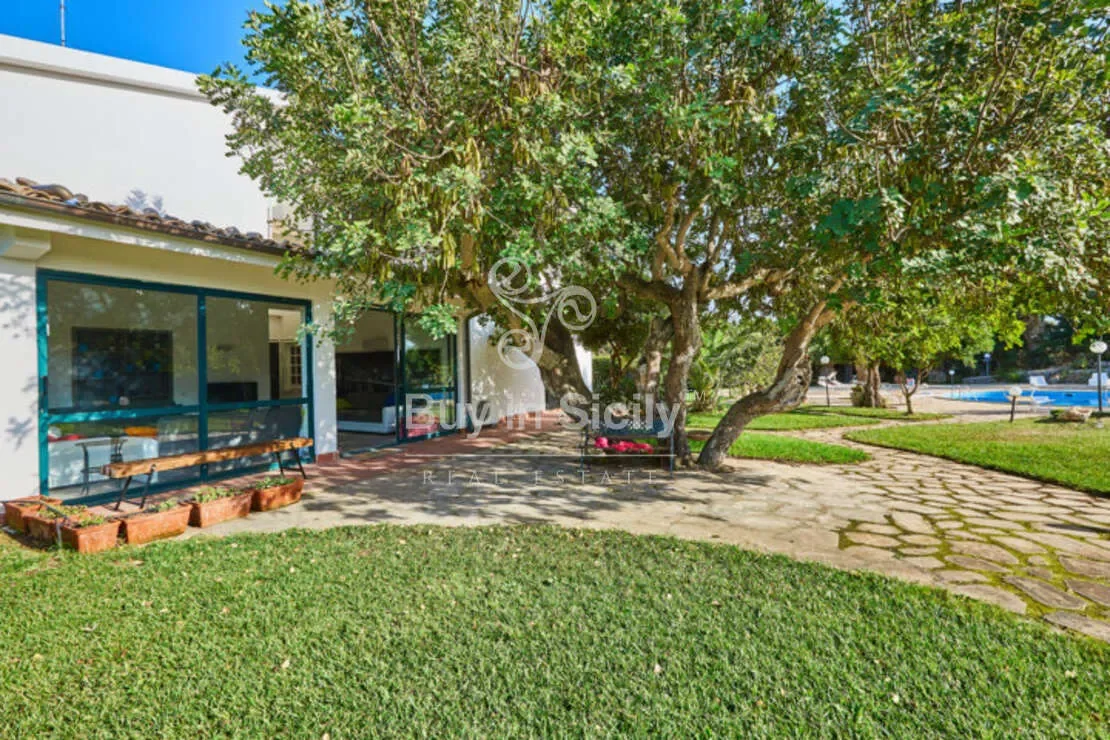 Exterior photo 10