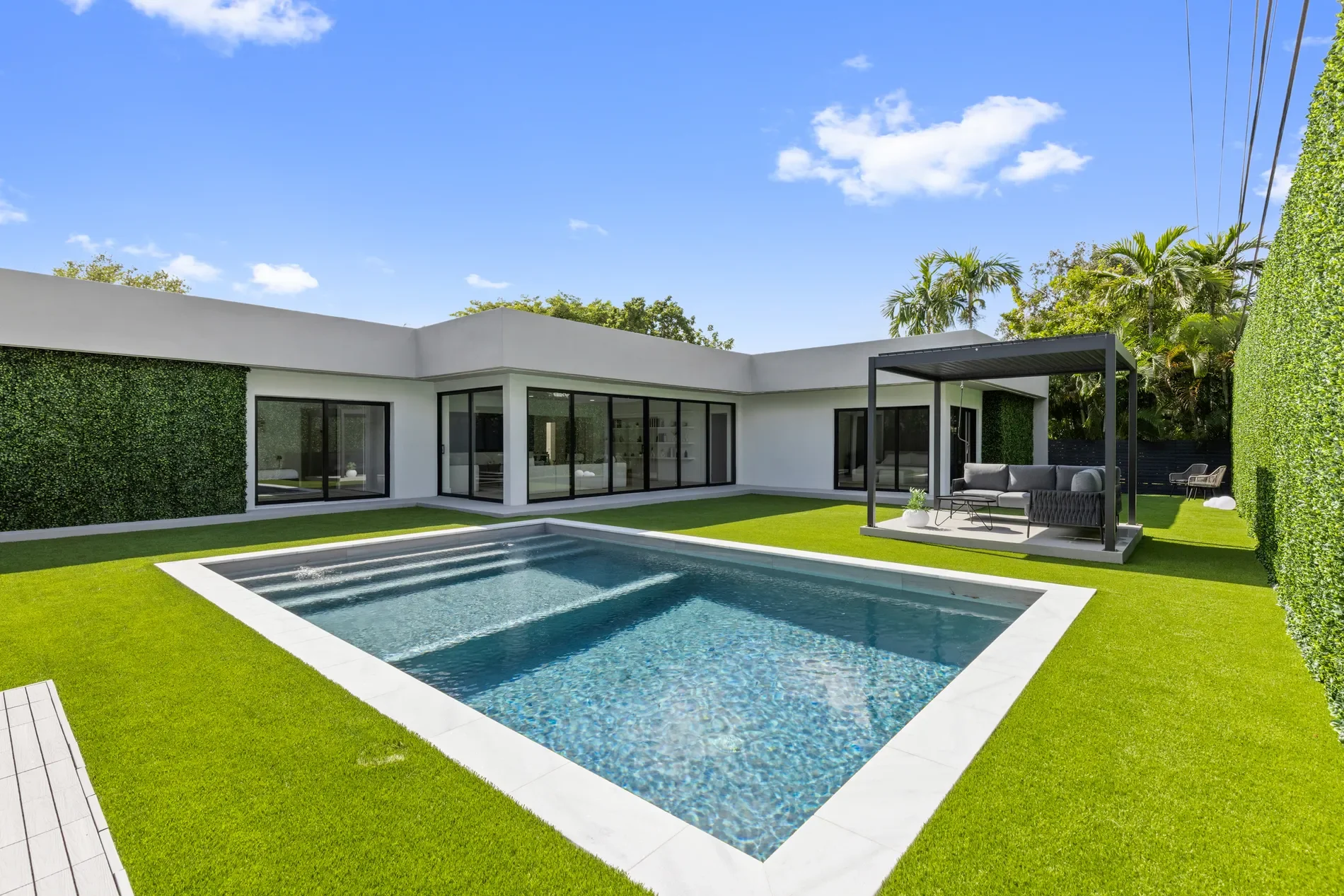 Exterior photo 5
