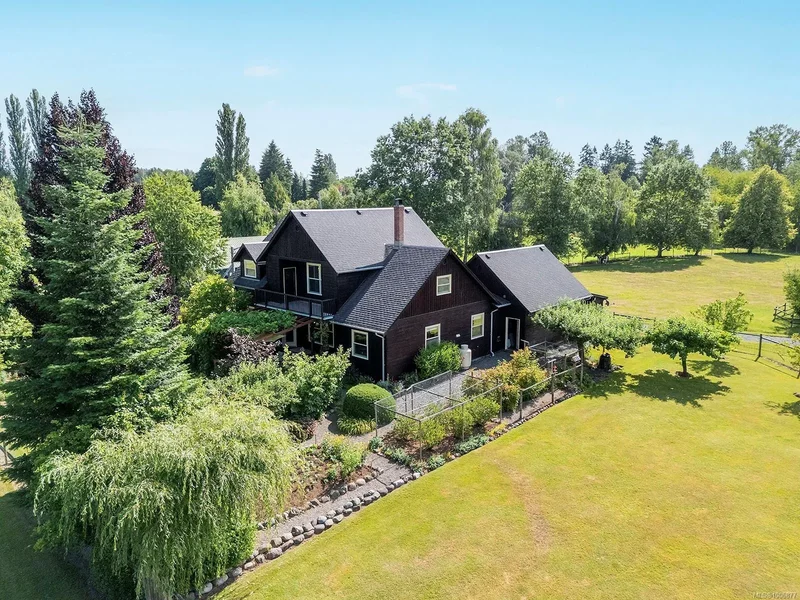 3713 Dove Creek Rd, Courtenay, British Columbia, Canada. - Photo 11