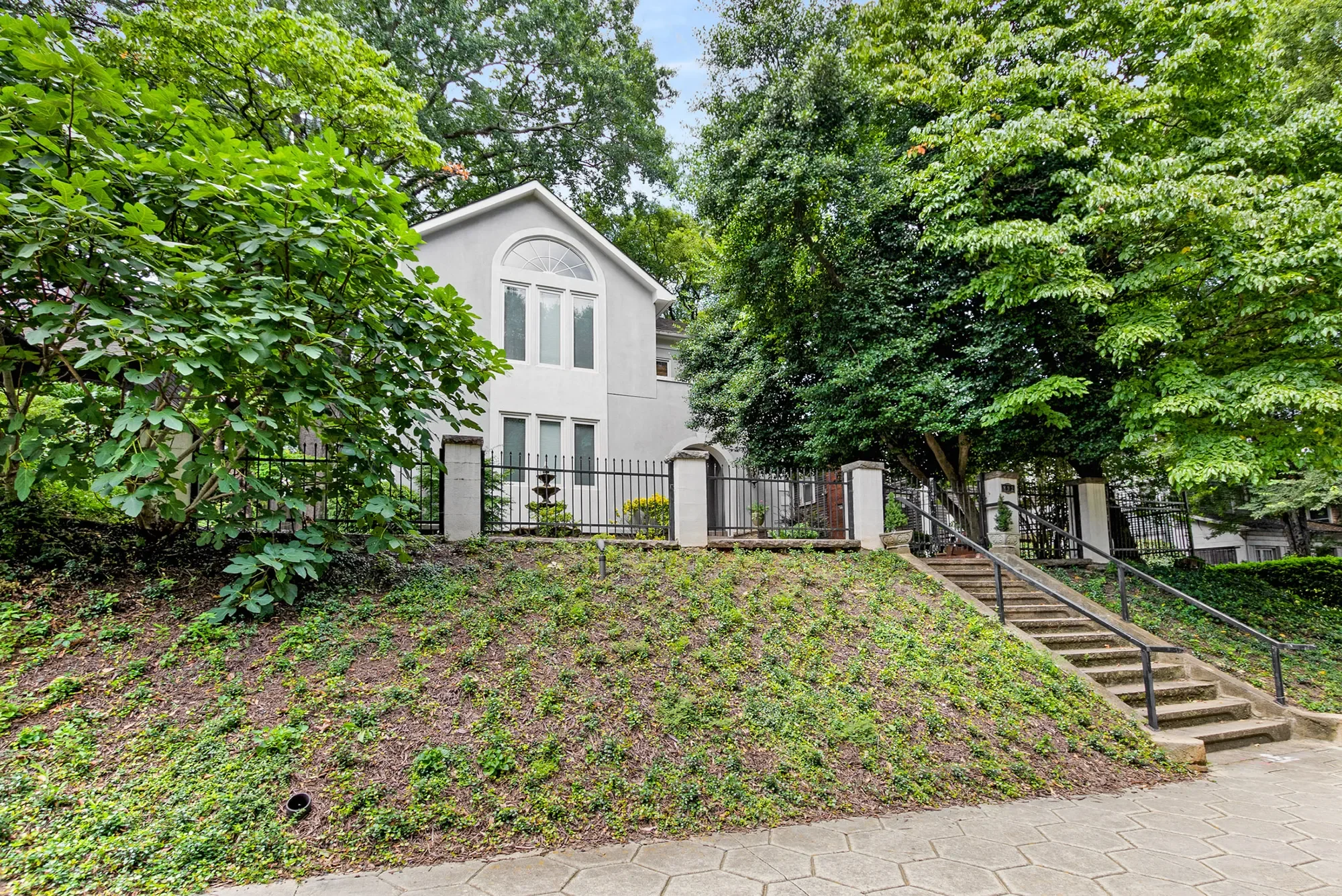 Exterior photo 6
