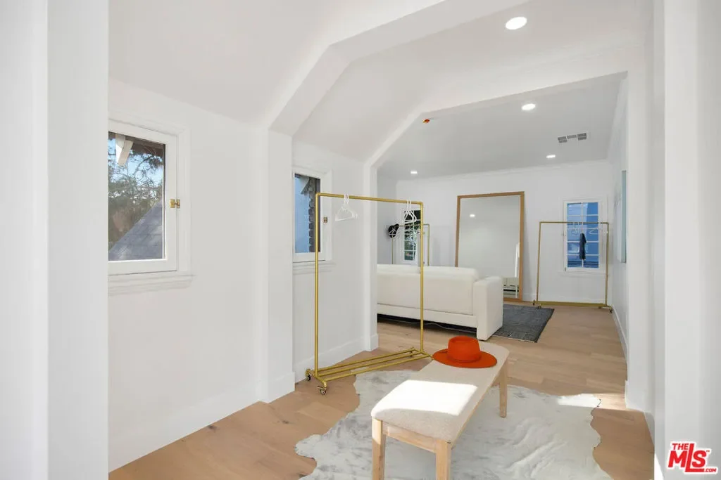 832 S Plymouth Boulevard, Los Angeles, California, United States. - Photo 31