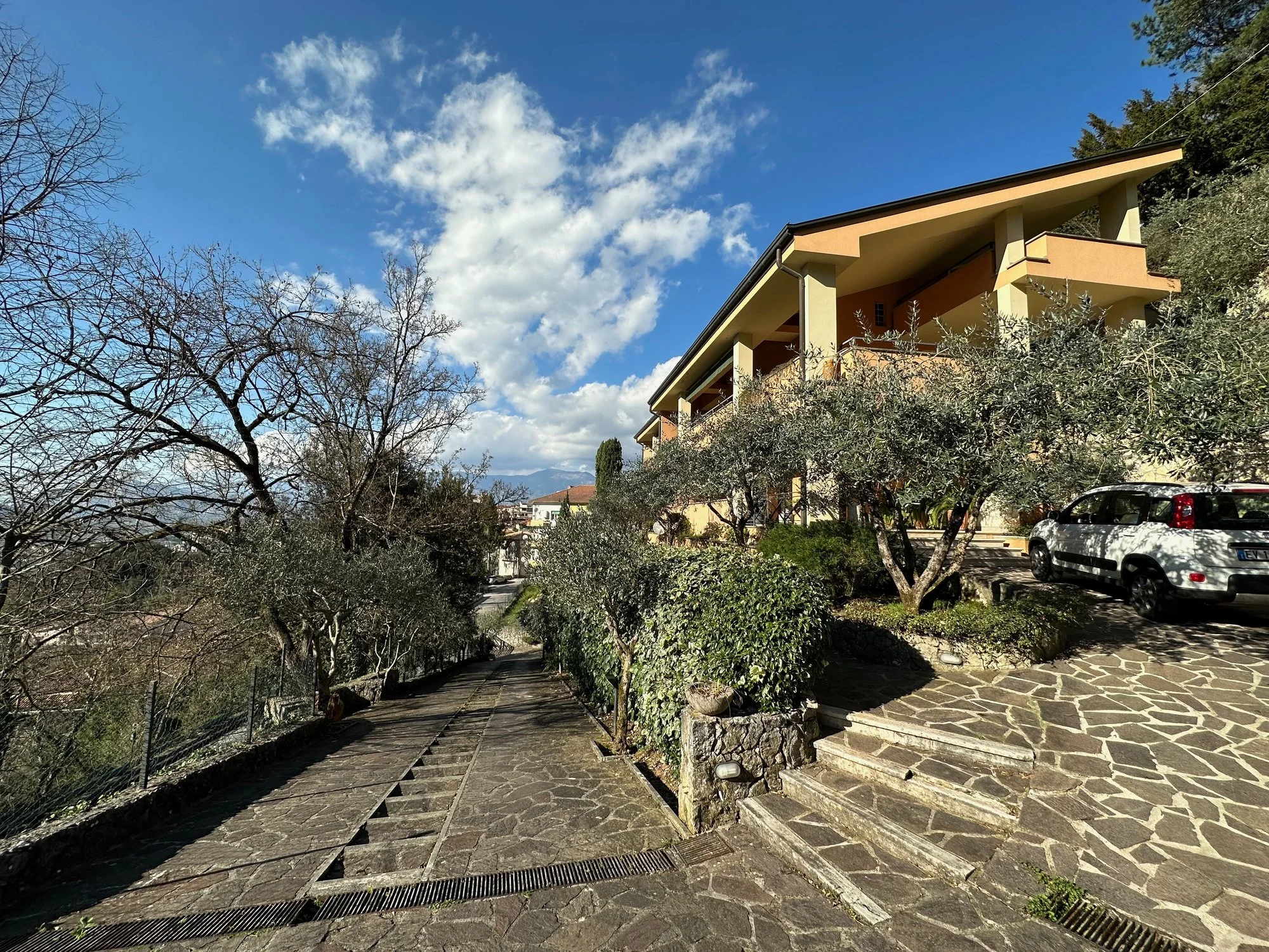 Exterior photo 4