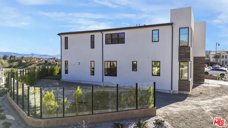 11862 N Hillsborough Lane, Los Angeles, California, United States. - Photo 43