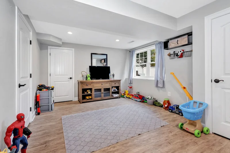 5 Oak St , Wilmington, MA 01887, Wilmington, Massachusetts, United States. - Photo 25