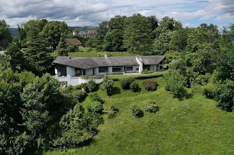 Property to be completely renovated with large plot and view in Dully