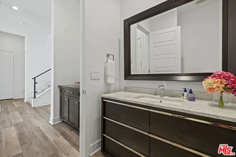 20211 W Liverpool Way, Los Angeles, California, United States. - Photo 9