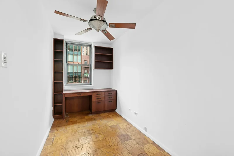GRAMERCY PARK SOUTH, New York, New York, United States. - Photo 14