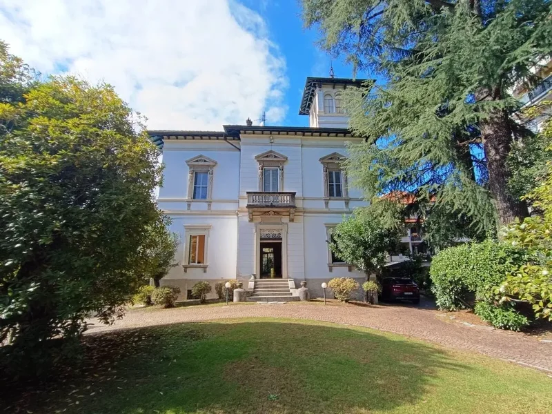 Spacious apartment with garage, shared park and swimming pool in Verbania Pallanza