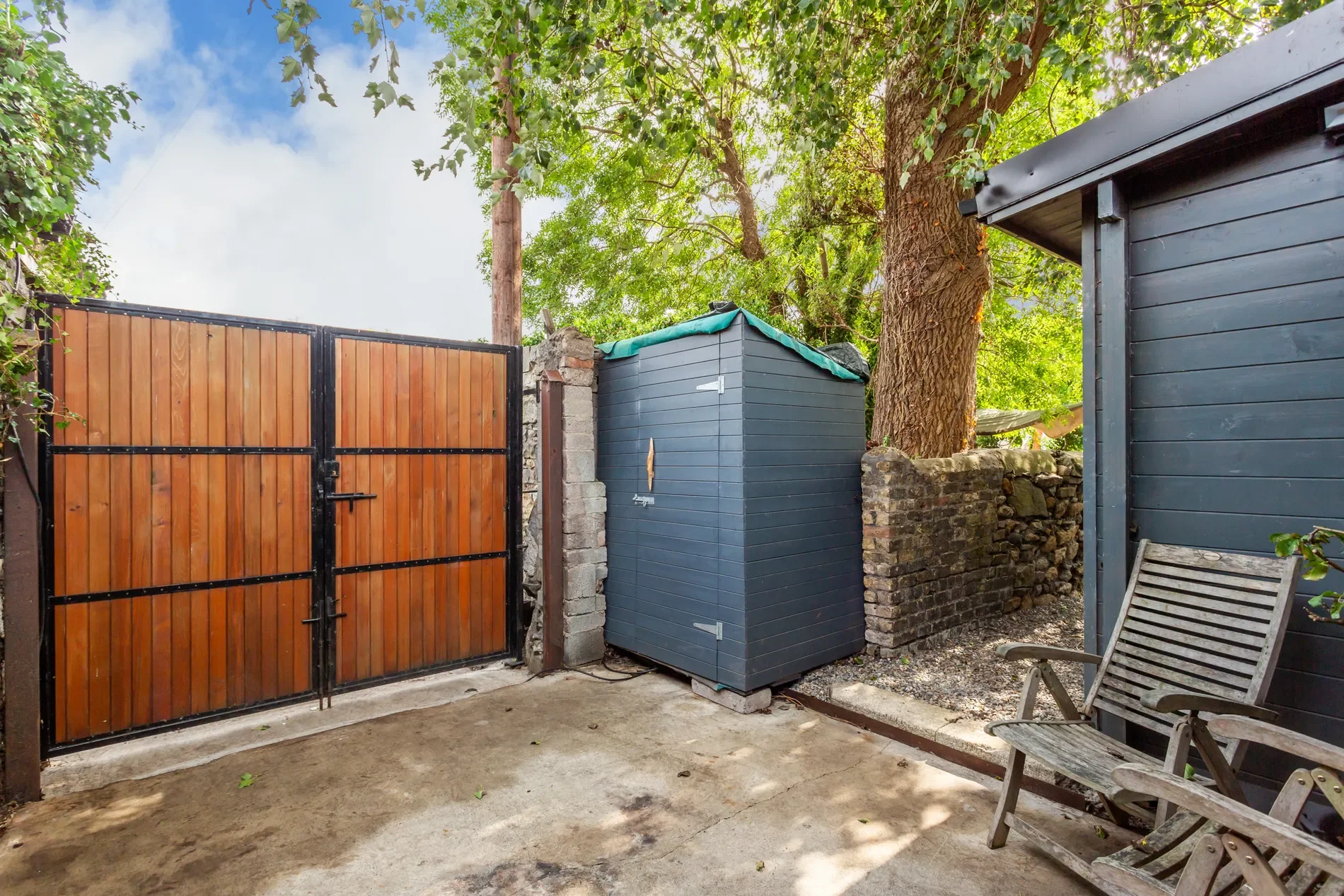 Exterior photo 6