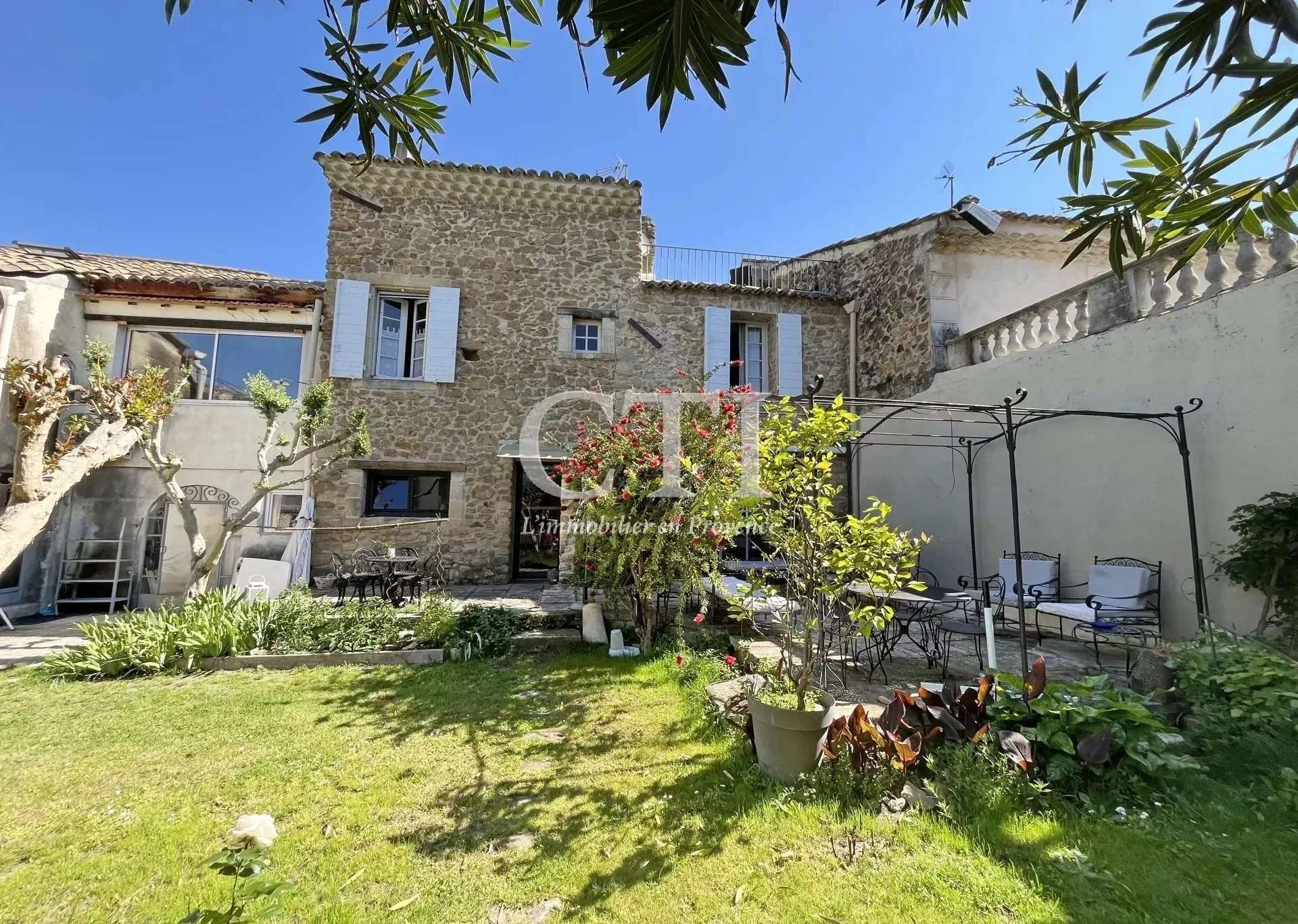 Exterior photo 9