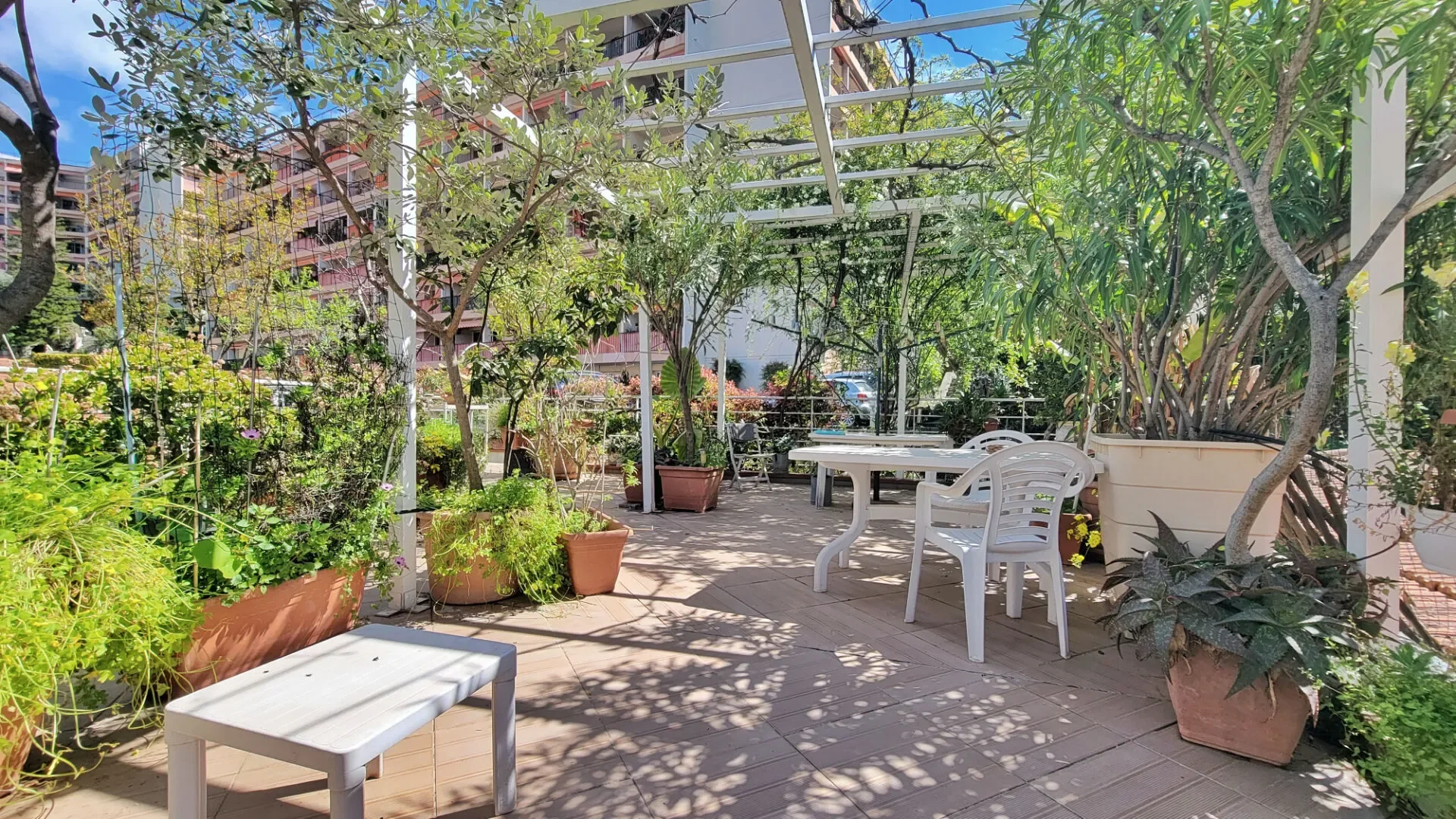Exterior photo 6