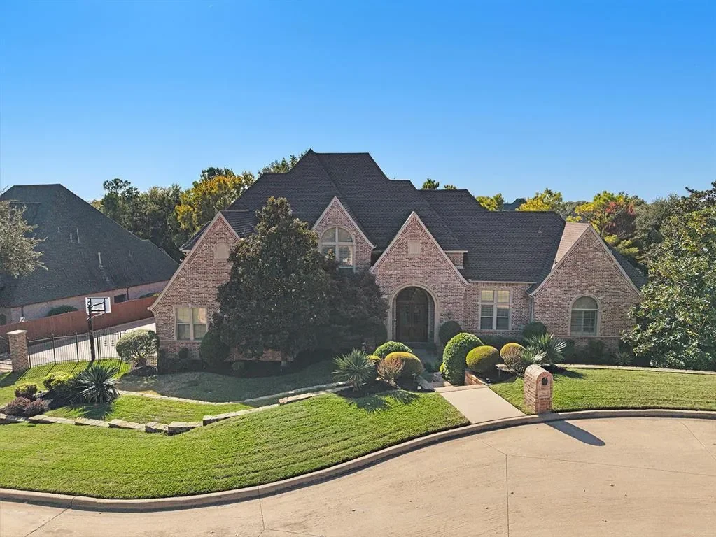 702 Sussex Court, Grapevine, Texas, United States. - Photo 32