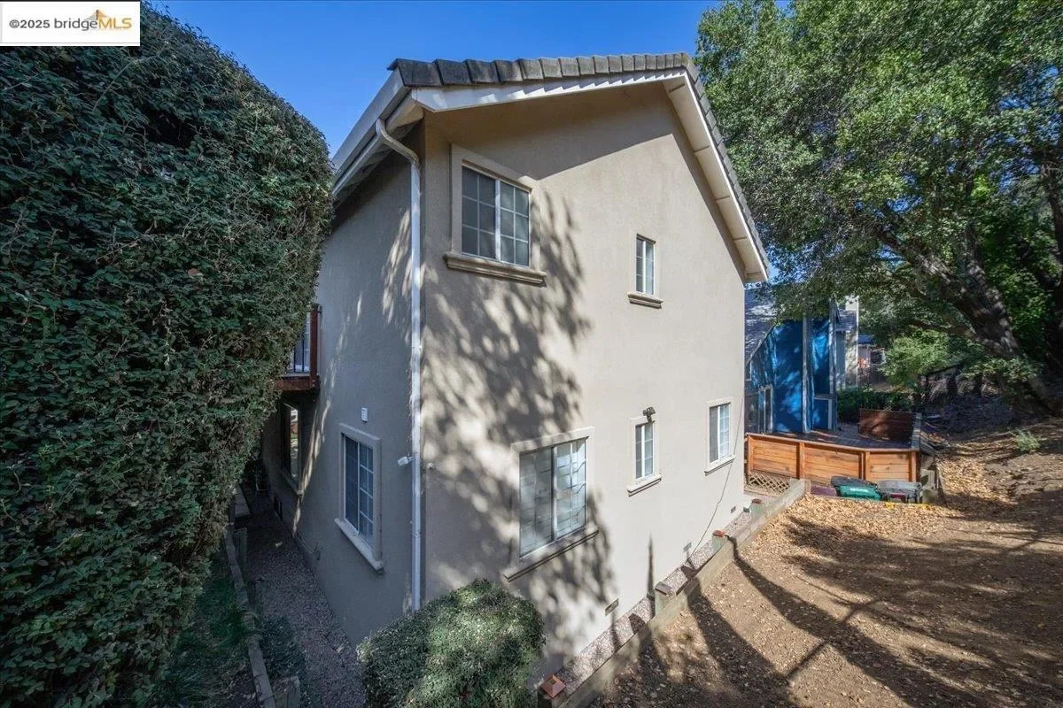 Single Family Residence in Oakland